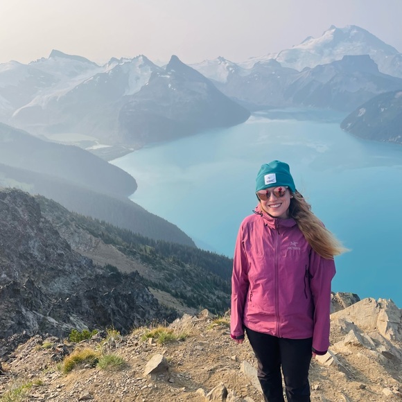 Meet your Posher, Sara - Picture 1 of 3